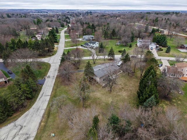 S83W27570 Beaver TRAIL, Mukwonago, WI 53149