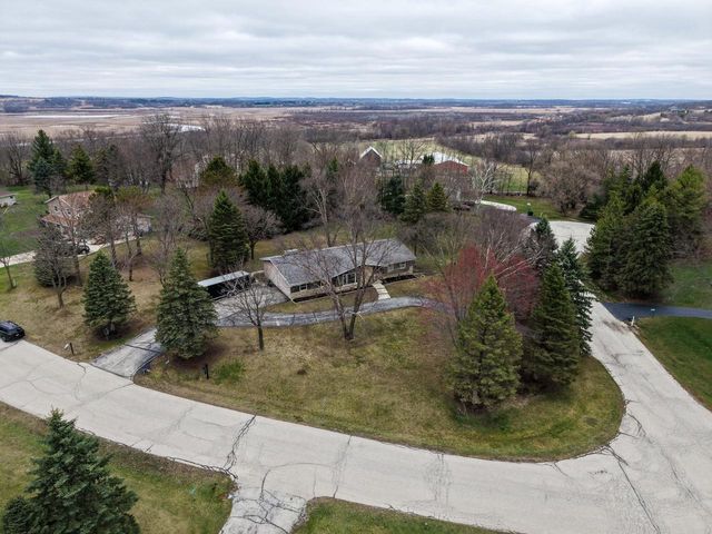 S83W27570 Beaver TRAIL, Mukwonago, WI 53149