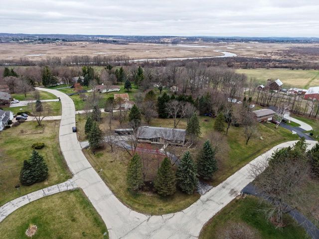 S83W27570 Beaver TRAIL, Mukwonago, WI 53149