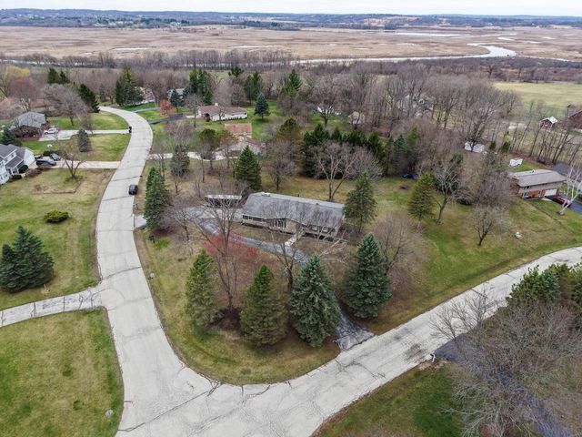 S83W27570 Beaver TRAIL, Mukwonago, WI 53149