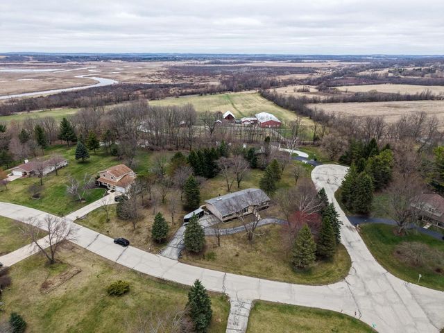 S83W27570 Beaver TRAIL, Mukwonago, WI 53149