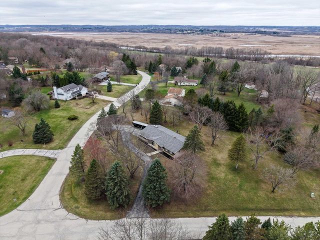 S83W27570 Beaver TRAIL, Mukwonago, WI 53149