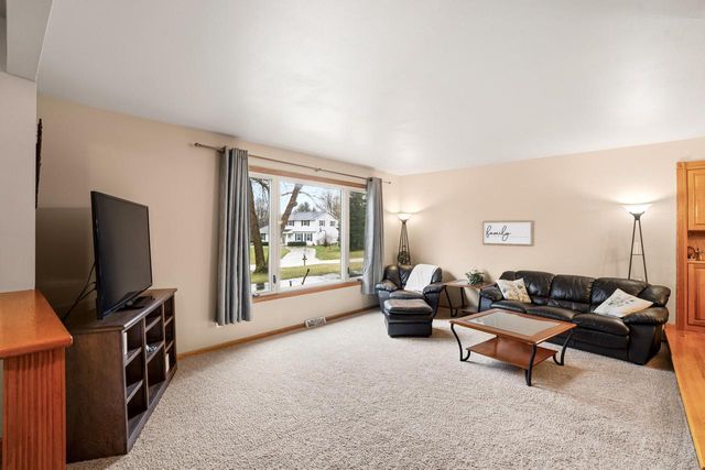 S83W27570 Beaver TRAIL, Mukwonago, WI 53149