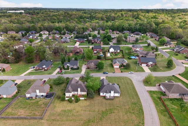 4005 Summit Dr, Greenbrier, TN 37073