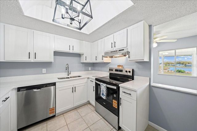 556 FAIRWAYS CIRCLE B, Ocala, FL 34472