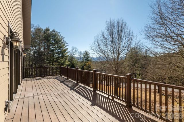 16 WINTERBERRY Drive, Hendersonville, NC 28739