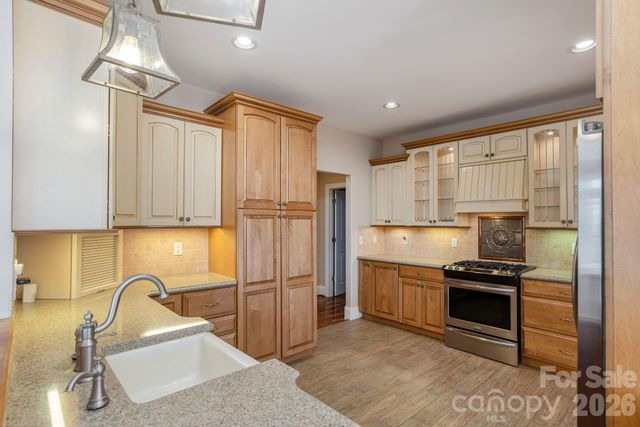 16 WINTERBERRY Drive, Hendersonville, NC 28739