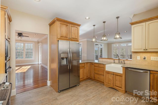 16 WINTERBERRY Drive, Hendersonville, NC 28739