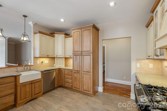 16 WINTERBERRY Drive, Hendersonville, NC 28739