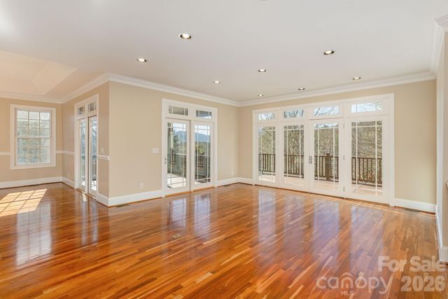 16 WINTERBERRY Drive, Hendersonville, NC 28739