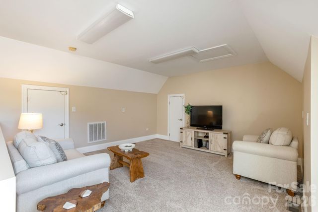 16 WINTERBERRY Drive, Hendersonville, NC 28739