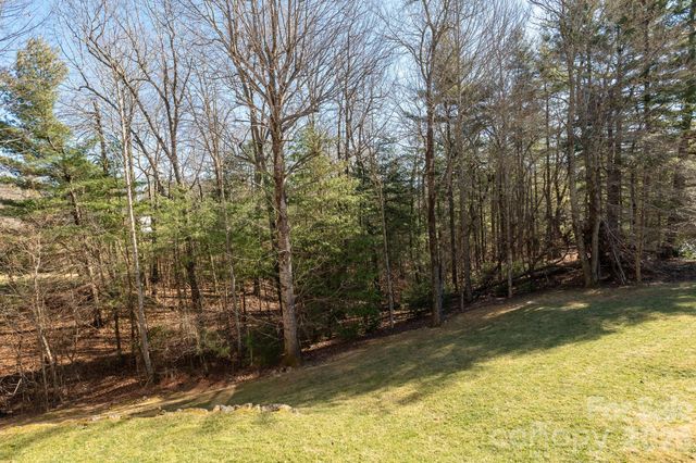 16 WINTERBERRY Drive, Hendersonville, NC 28739