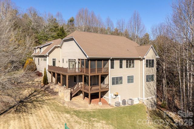 16 WINTERBERRY Drive, Hendersonville, NC 28739