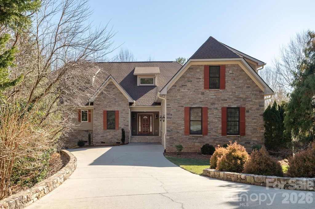 16 WINTERBERRY Drive, Hendersonville, NC 28739