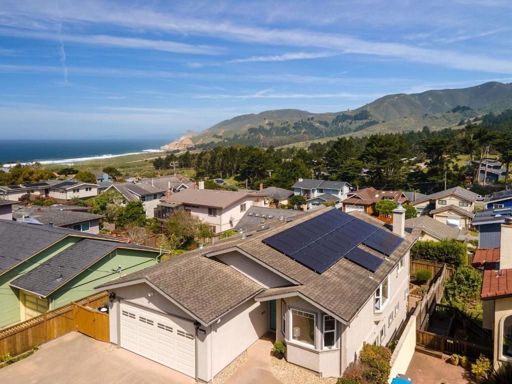 Image 3 of property listing at 525 5th Street, Montara, CA 94037