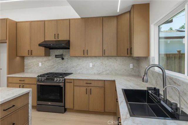 19041 Schoenborn, Northridge, CA 91324