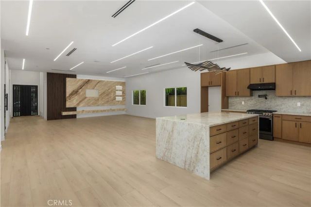 19041 Schoenborn, Northridge, CA 91324