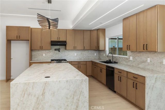 19041 Schoenborn, Northridge, CA 91324
