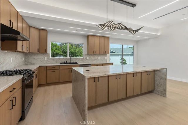 19041 Schoenborn, Northridge, CA 91324
