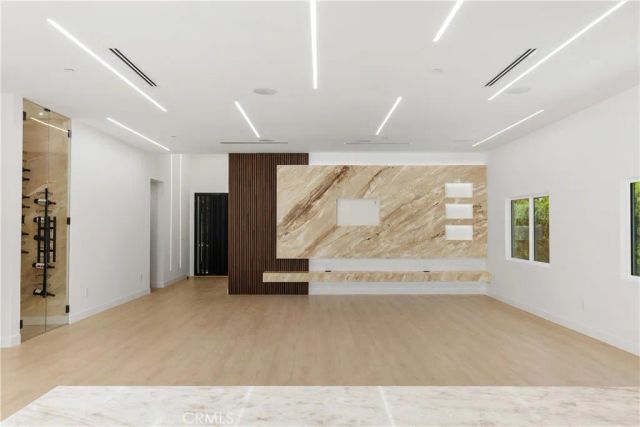 19041 Schoenborn, Northridge, CA 91324