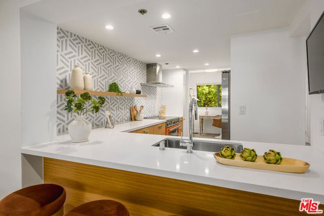 2940 Neilson Way 305, Santa Monica, CA 90405