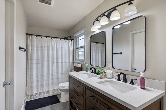 6672 NW 4th Court, Des Moines, IA 50313