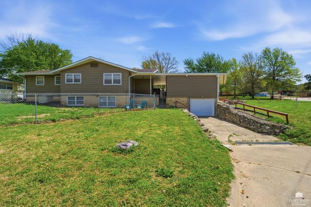 711 Midland, Manhattan, KS 66502