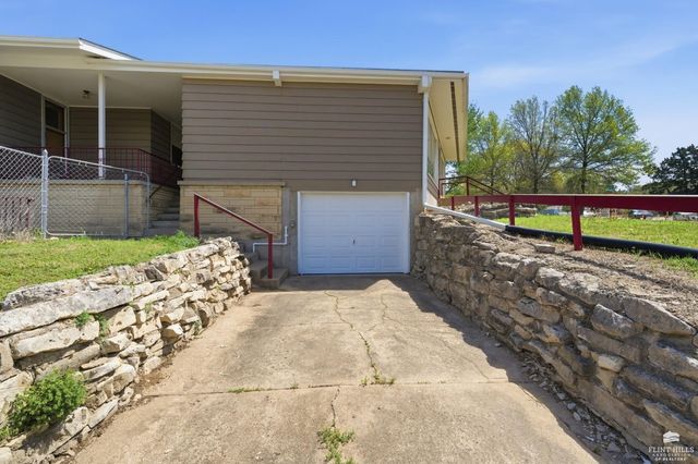 711 Midland, Manhattan, KS 66502