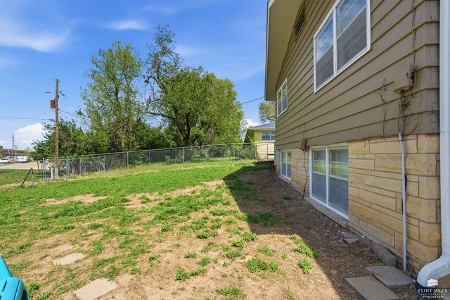 711 Midland, Manhattan, KS 66502