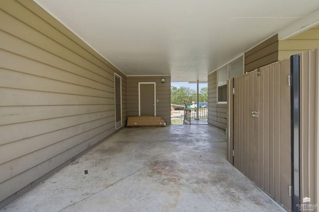 711 Midland, Manhattan, KS 66502