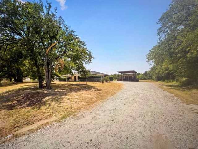 521 Wood, Axtell, TX 76624