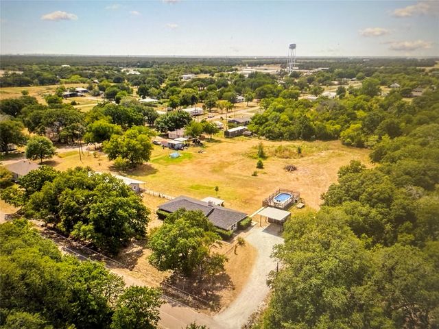 521 Wood, Axtell, TX 76624