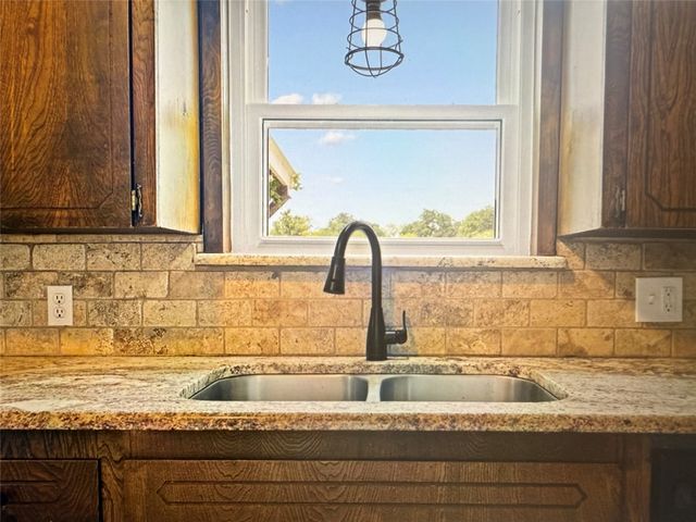 521 Wood, Axtell, TX 76624