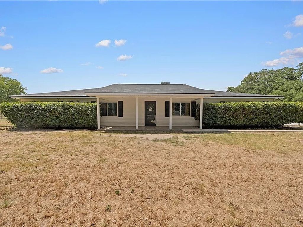 521 Wood, Axtell, TX 76624