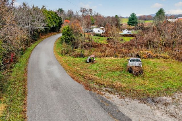 265 N Center Point Acres, Walling, TN 38587