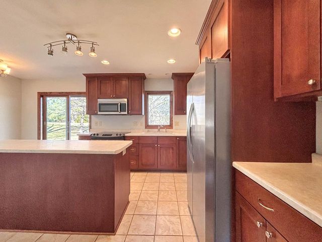 W270N198 Arrowhead TRAIL, Waukesha, WI 53188