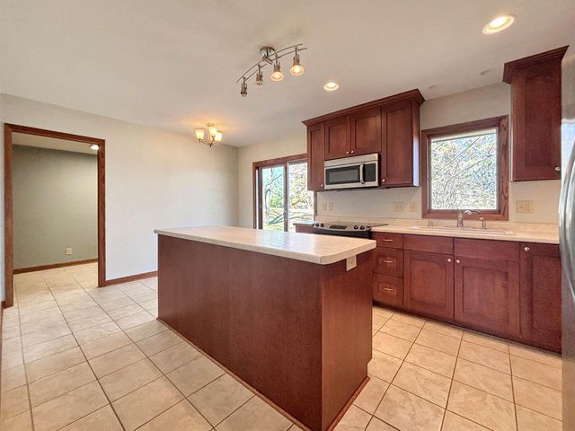 W270N198 Arrowhead TRAIL, Waukesha, WI 53188