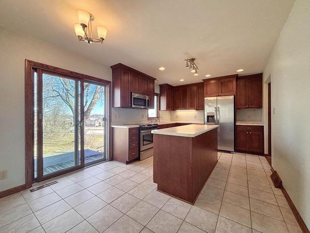 W270N198 Arrowhead TRAIL, Waukesha, WI 53188