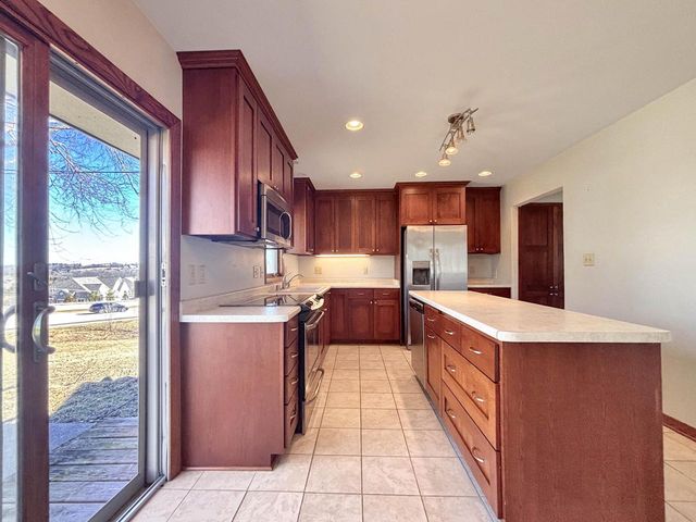 W270N198 Arrowhead TRAIL, Waukesha, WI 53188