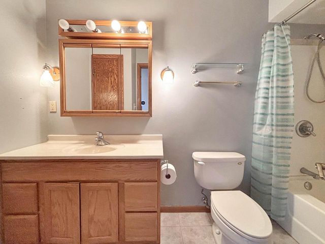 W270N198 Arrowhead TRAIL, Waukesha, WI 53188