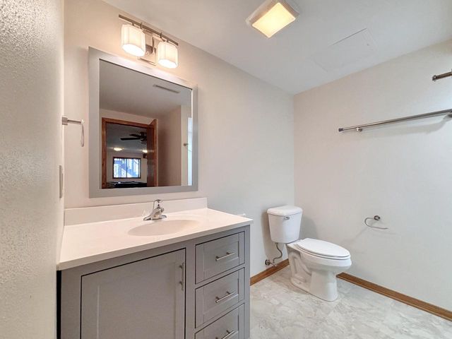 W270N198 Arrowhead TRAIL, Waukesha, WI 53188