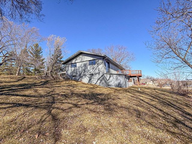 W270N198 Arrowhead TRAIL, Waukesha, WI 53188