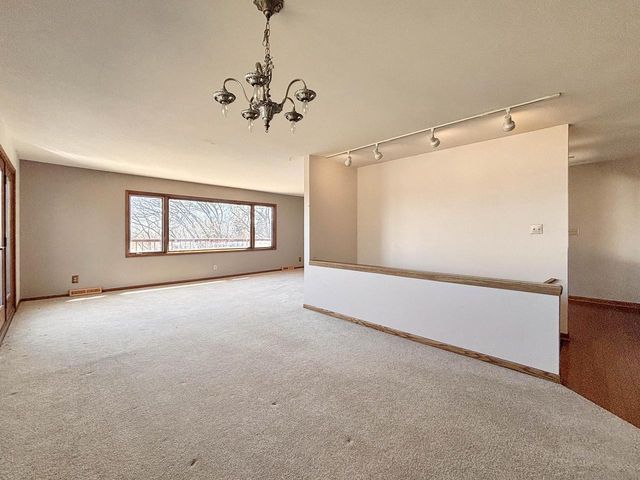 W270N198 Arrowhead TRAIL, Waukesha, WI 53188