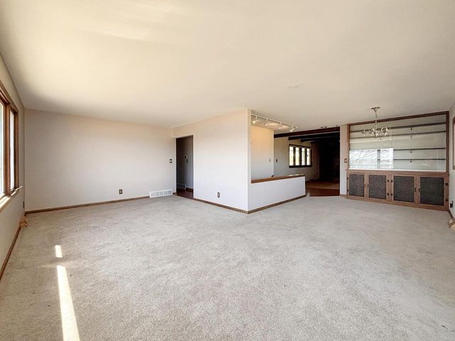 W270N198 Arrowhead TRAIL, Waukesha, WI 53188