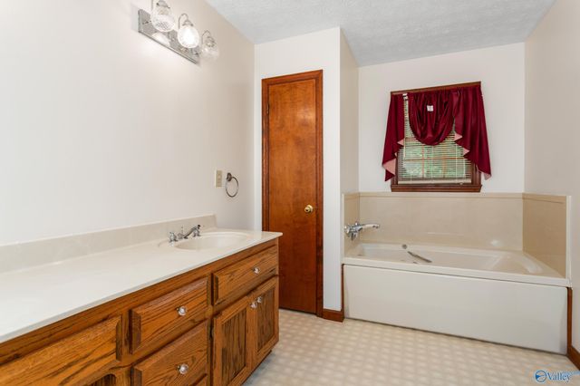 124 Mountain Creek Drive, Gadsden, AL 35901