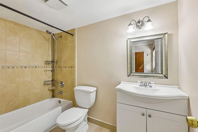 241 W Park Drive 5-202, Miami, FL 33172