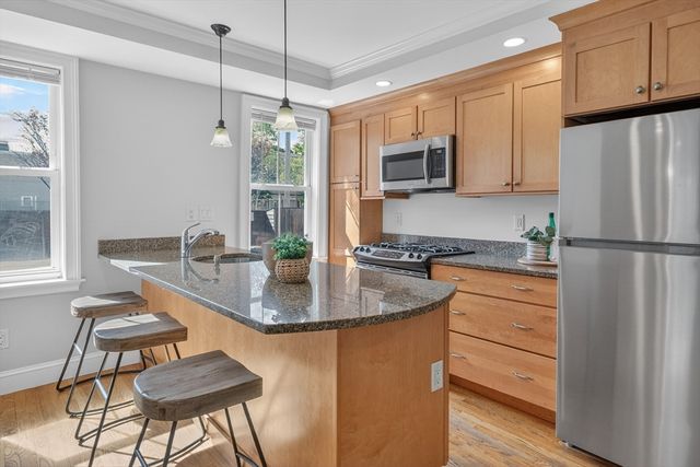 122-124 Charles St 124-1, Cambridge, MA 02141