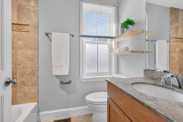 122-124 Charles St 124-1, Cambridge, MA 02141