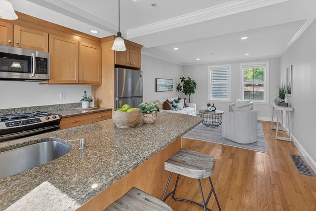 122-124 Charles St 124-1, Cambridge, MA 02141