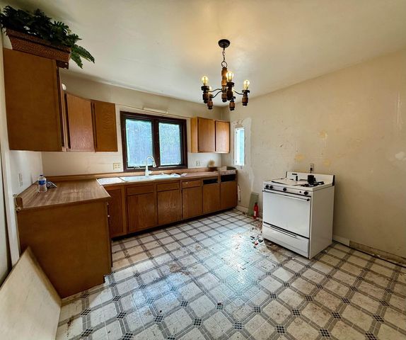 301 S Hackett Road, Waterloo, IA 50701